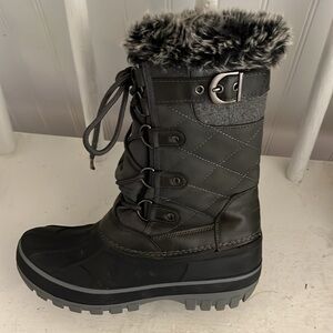 Dream pairs greay snow boots with fur. Lightly worn
